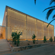 Construction of the Centro de eventos Cambrils Resort, side patio with plants.