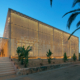 Construction of the Centro de eventos Cambrils Resort, side patio with plants.