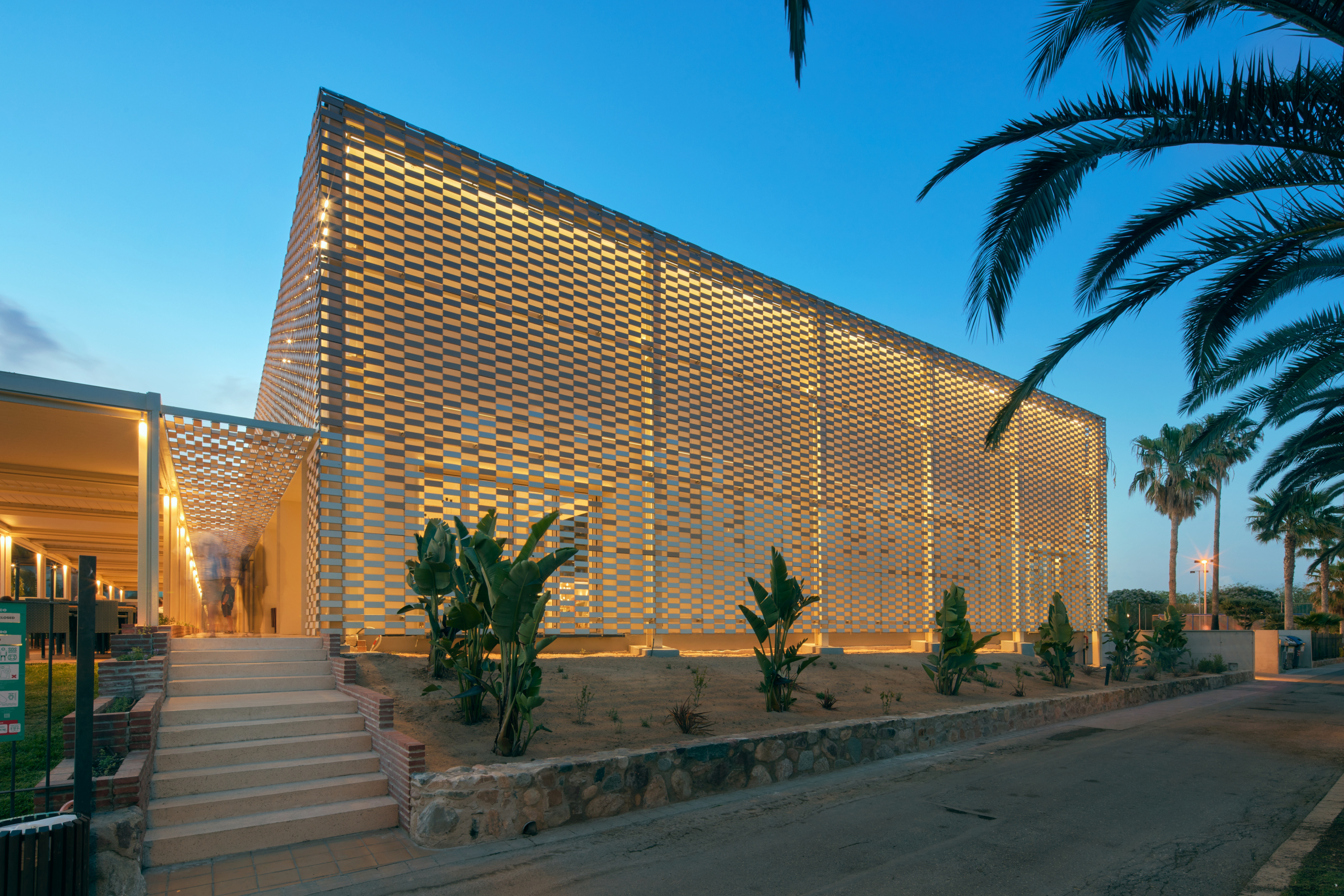 Construction of the Centro de eventos Cambrils Resort, side patio with plants.