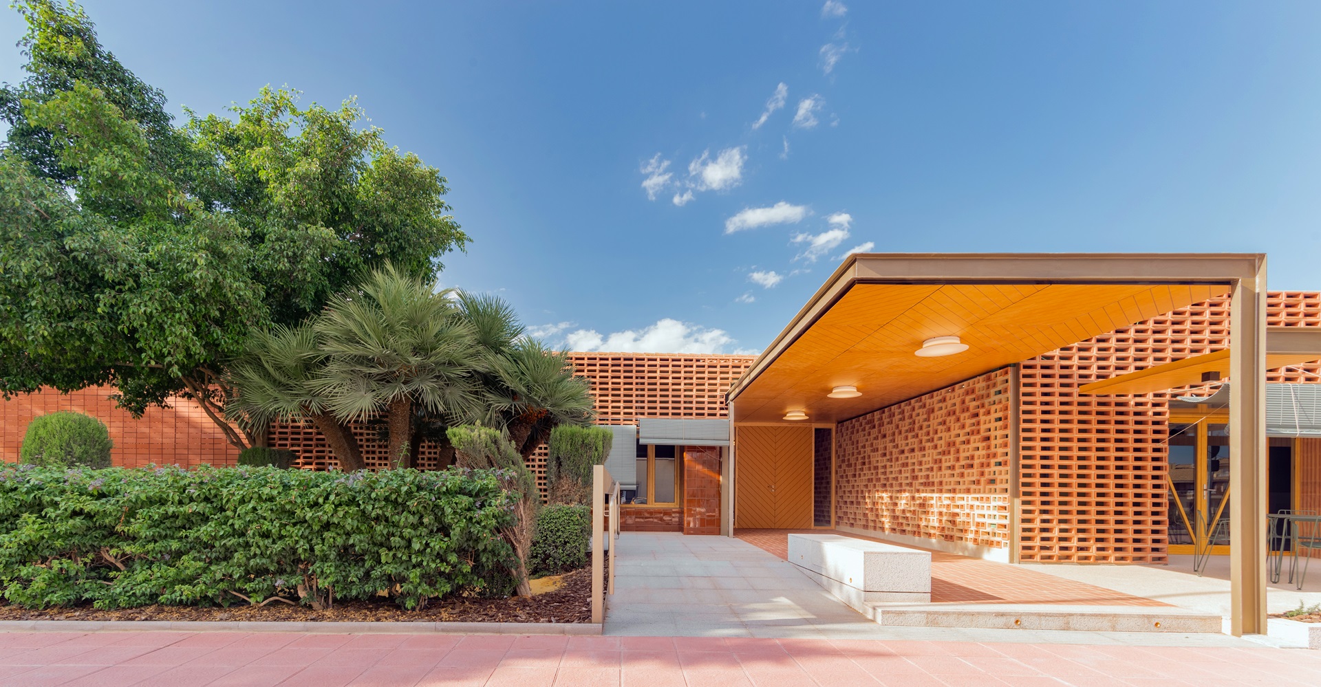 Construction of the Centro Cívico Roldan, courtyard and front porch.