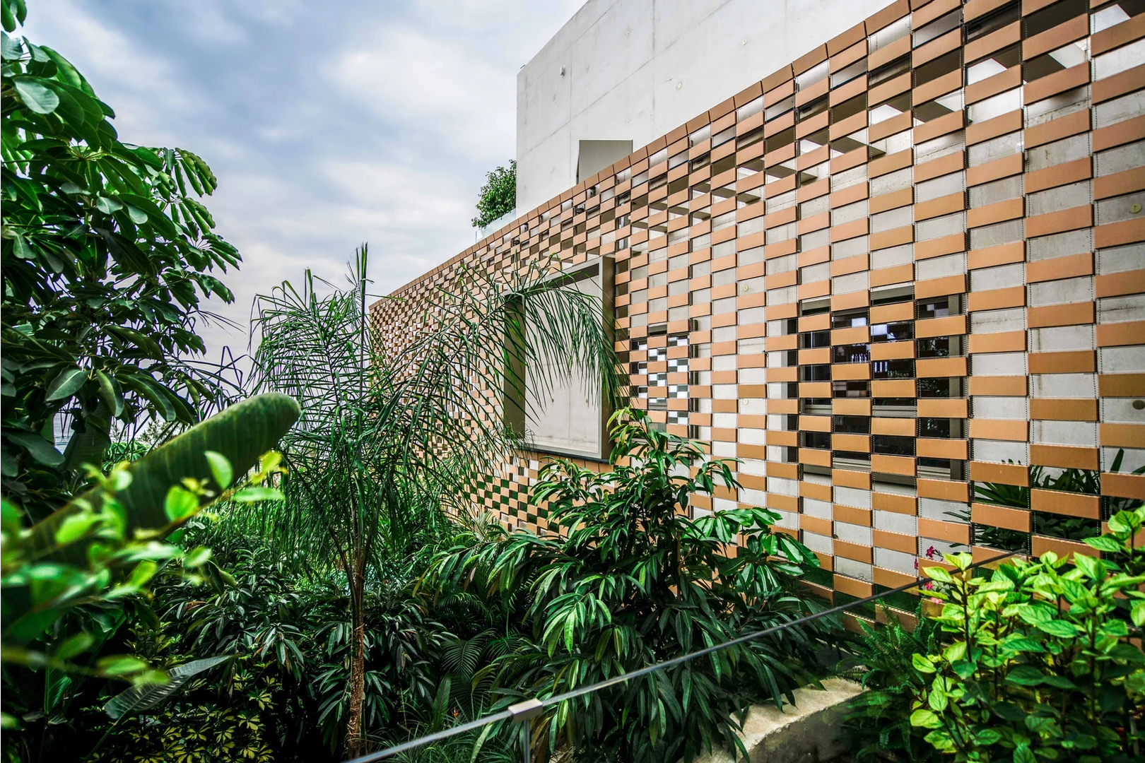 Construction of the Santa Pola, terrace wall with plants.