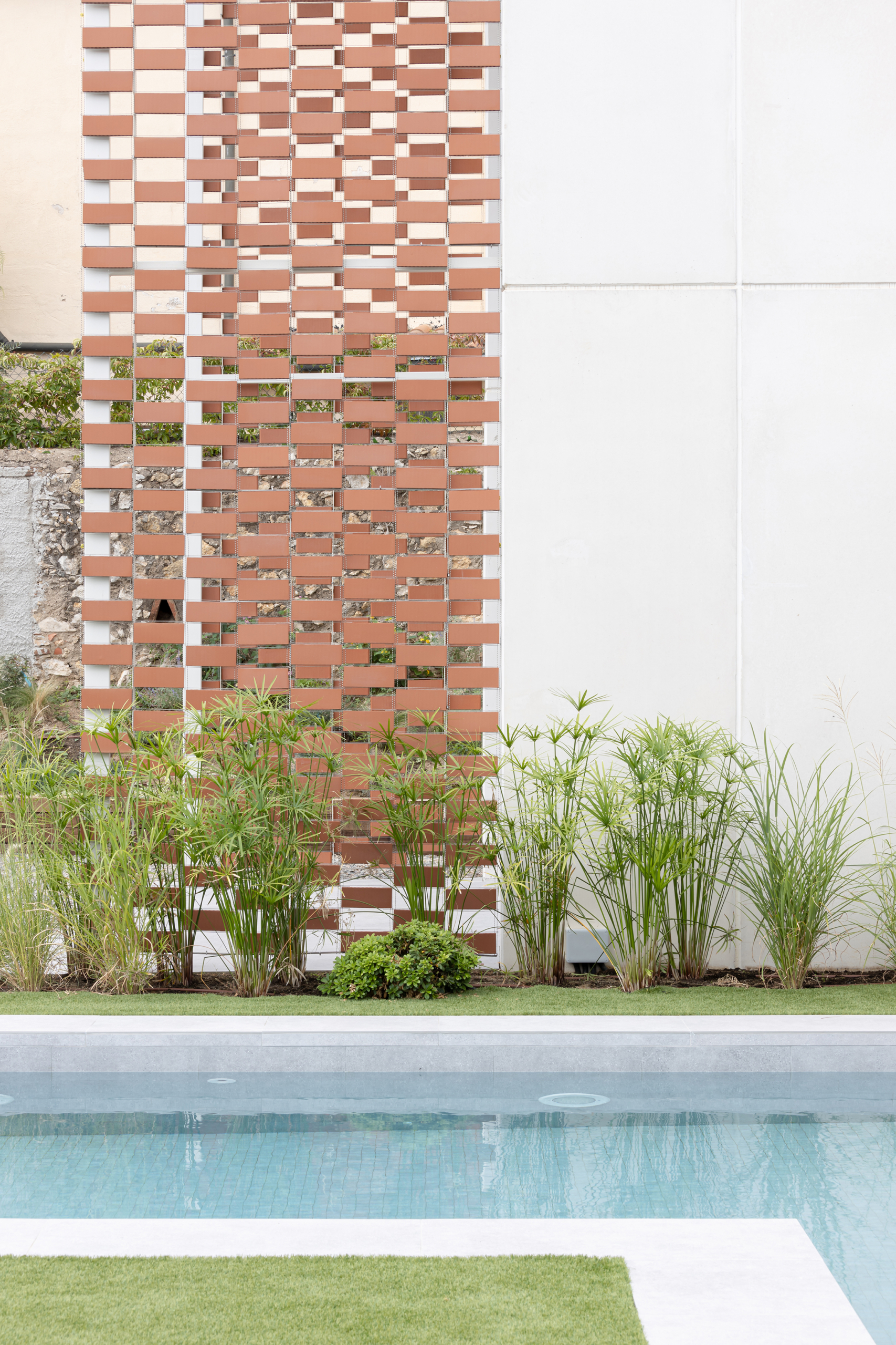 Construction of the Viv Tarragona, pool with plants.